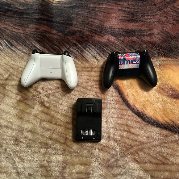 2 Xbox Controllers And recharging battery pack - Picture 3 of 3